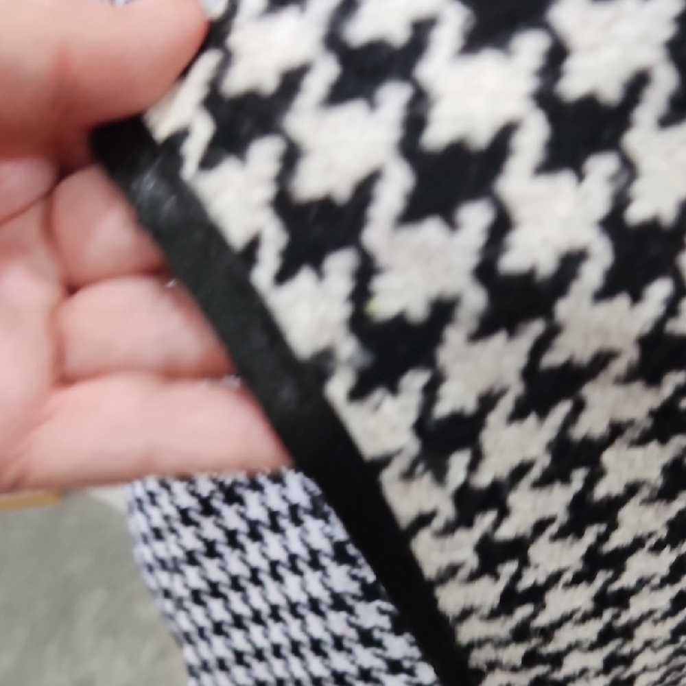 AKIRA Black and White Houndstooth Cape - Picture 7 of 8